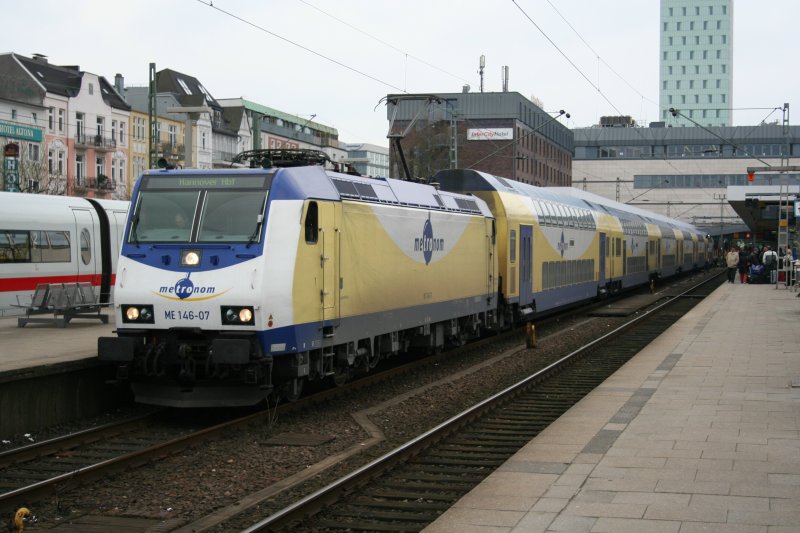 Metronom ME 146-07 am 19.4.2008 vor der Abfahrt nach Hannover in Hamburg-Altona.