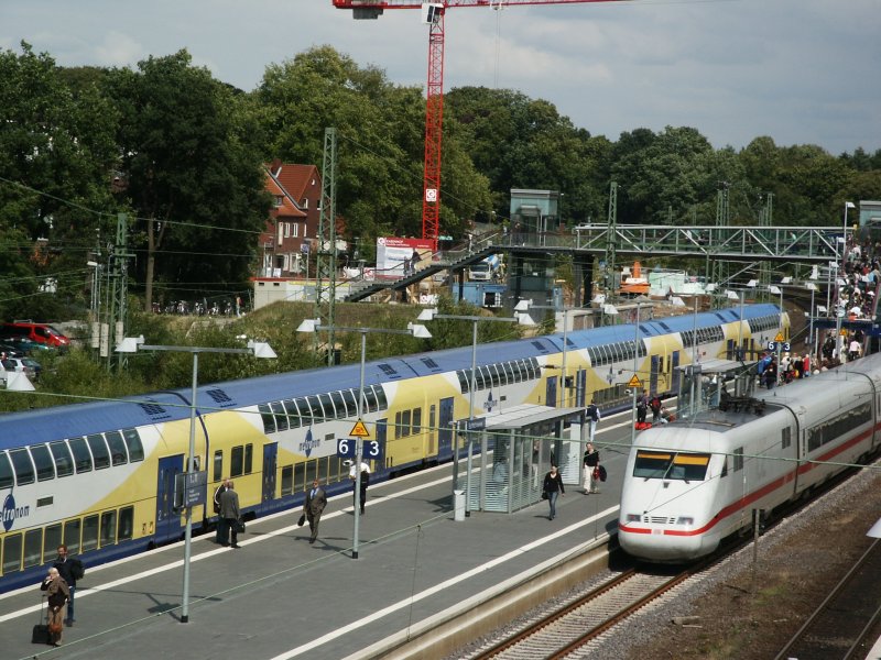 Metronom nach Bremen und ICE nach HH-Altona in Buchholz. Aufgenommen  am 16.07.08