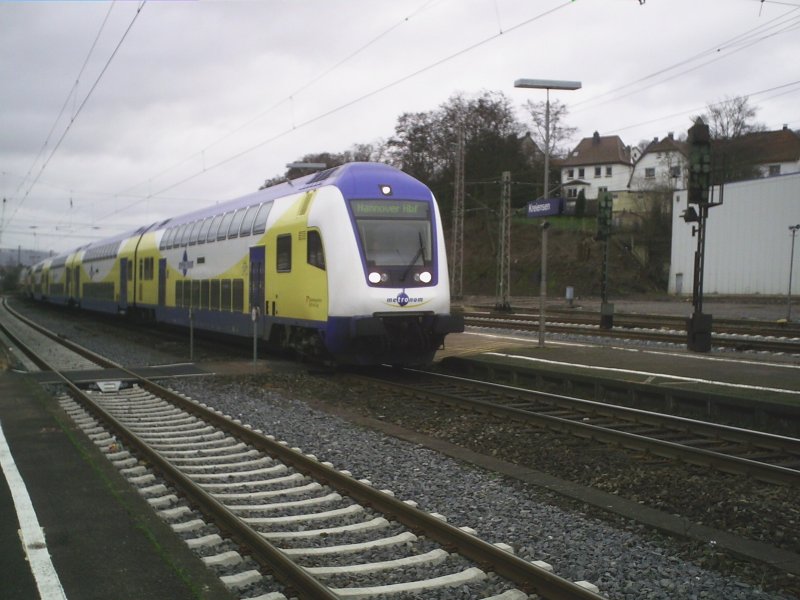 Metronom-Steuerwagen am 03.02.2007 bei der Ausfarth aus dem Bahnhof Kreiensen.
