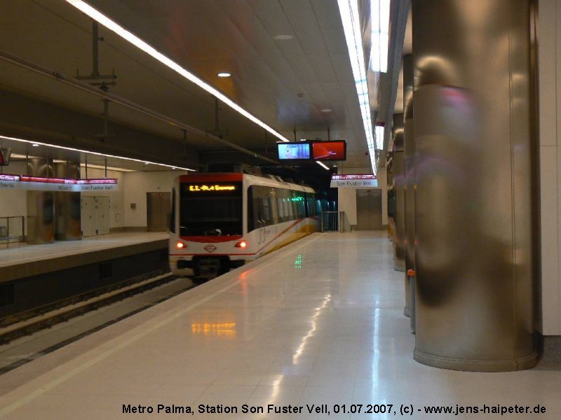 MetroPalma, Station Son Fuster Vell mit ausfahrendem Triebwagen in Richtung Hauptbahnhof. Foto: 01.07.2007