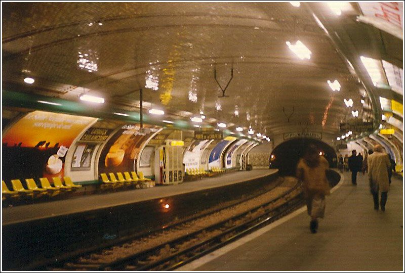 Metrostation Lamarck Caulaincourt der Linie 12 im Norden von Paris. 

Scan, ca. 1990 (M)