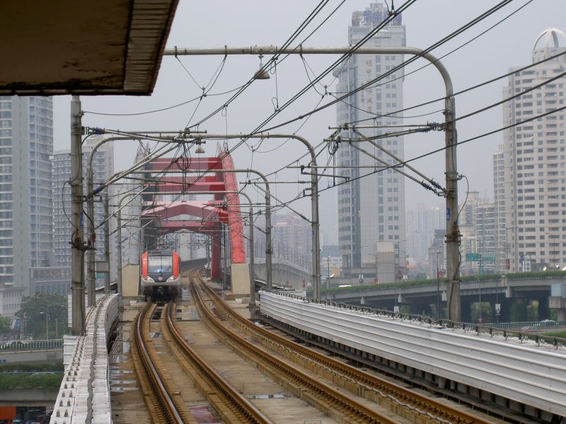 Metrozug 301 Shanghai Linie 3 (gelb) am 05.08.2007 in Shanghai Cao Xi Lu (nhe Fussballstadion) von Norden her kommend.