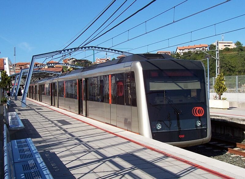 Metrozug BR UT 500 im Endbahnhof Plentzia der Linie 1, aufgenommen im September 2005.