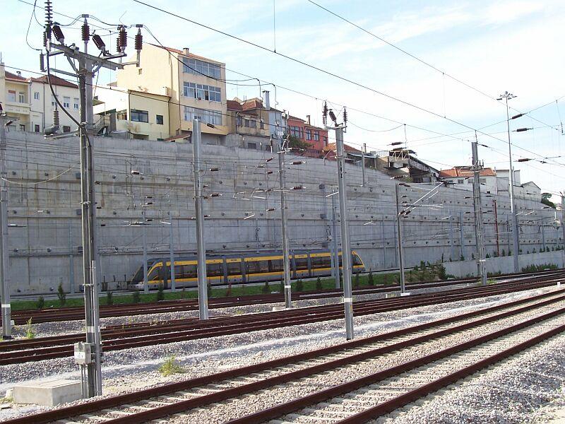 Metrozug Linie A, B oder C fhrt am 10.05.2006 von Campanha zur Endstation Estadio do Dragao, aufgenommen vom CP-Hauptbahnhof Campanha, im Vordergrund CP-Ausfahrgleise in nrdliche Richtung.