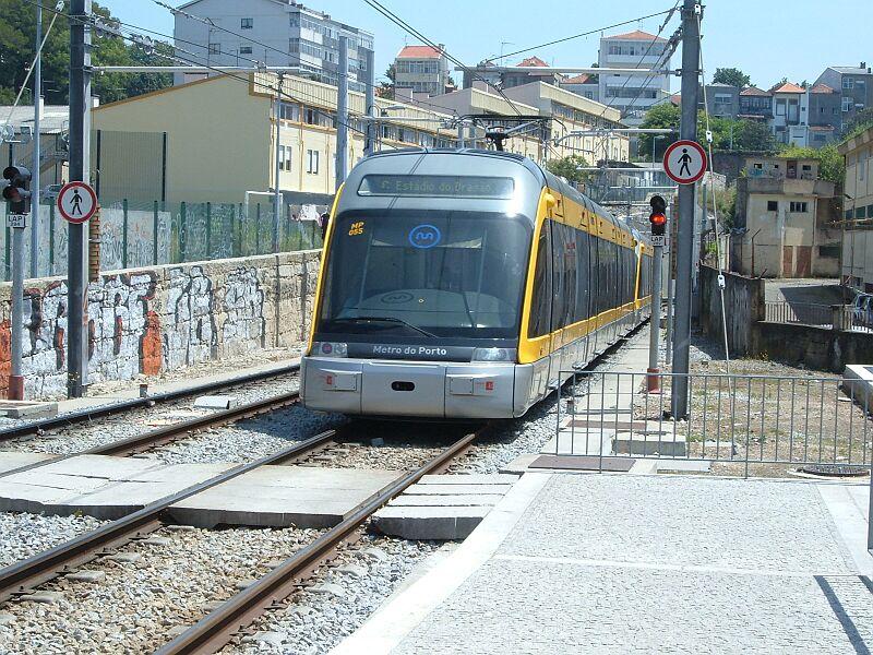 Metrozug der Linie C (gr�n) aus Ismai hat am 10.05.2006 die Station Lapa verlassen und f�hrt auf der fr�heren Schmalspurtrasse nach Trindade und von dort als U-Bahn nach Campanha und  oben  zur Endstation Estadio do Dragao.