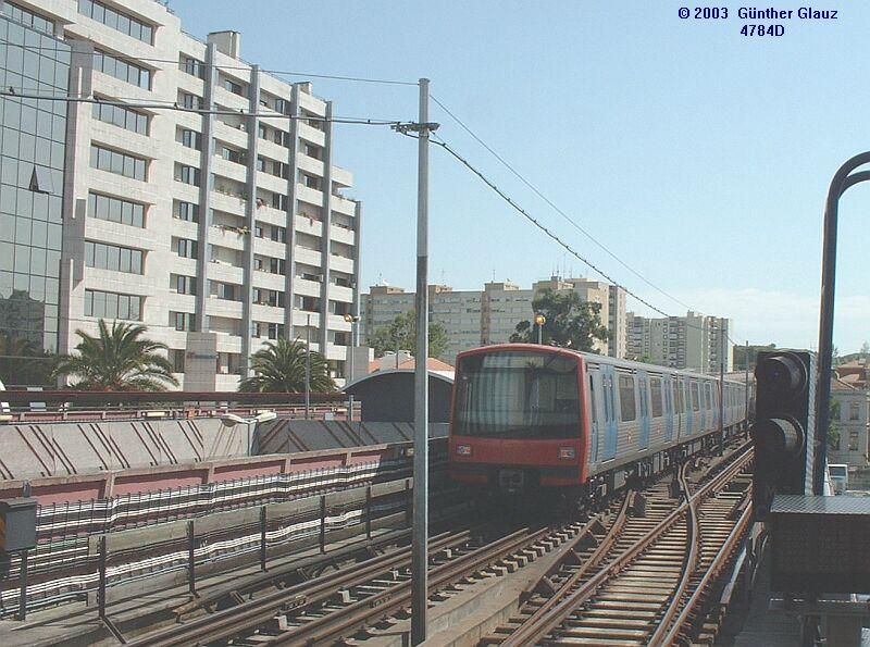 Metrozug verl��t am 07.05.2003 die Station Campo Grande in Richtung Cais de Sodre.