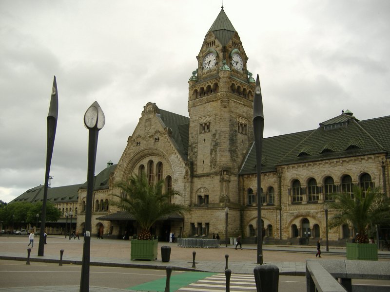 Metz Hauptbahnhof.

Der Metzer Hauptbahnhof wurde von den Reichseisenbahnen in Elsa-Lothringen von 1904-1908 erbaut.
Entworfen wurde er von dem Berliner Architekten Krger.
Am Turm ist die Figur des Metzer Roland zu sehen.
Eine sehr schnes Bahnhofsgebude.
27.05.2006