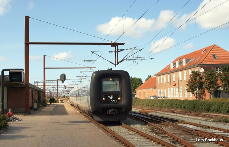 MF 5281 erreicht am 13.08.09 als EC 387 Aarhus - Hamburg Hbf den Bahnhof von Padborg und wird nach einem 10 Mintigem Aufenthalt weiter Richtung Flensburg fahren.