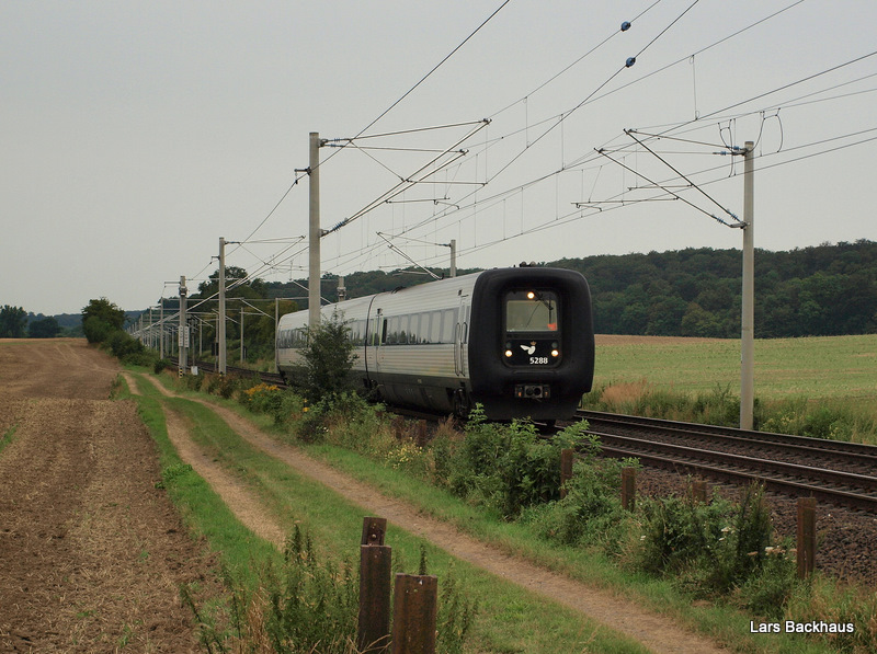 MF 5288 ist am 15.08.09 als EC 31 auf dem Weg von Hamburg Hbf nach Kopenhagen kurz vor Reinfeld (Holst.) Richtung Lbeck unterwegs.
