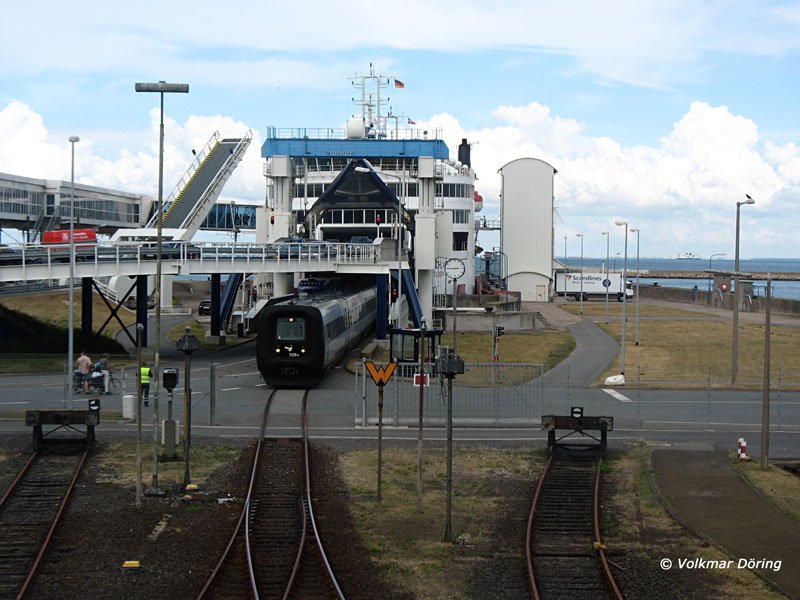 MFB 5284  N.Tougard Nielsen  als  EuroCity 36 Koebenhavn - Hamburg verlsst in Puttgarden das Fhrschiff  Deutschland  um in den Bahnhof einzufahren - 10.08.2006
