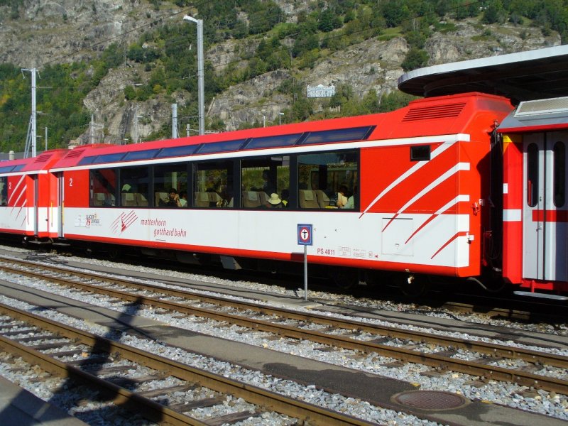 MGB - 2 Kl. Panoramawagen PS 4011 im MGB Bahnhof von Brig am 20.09.2007