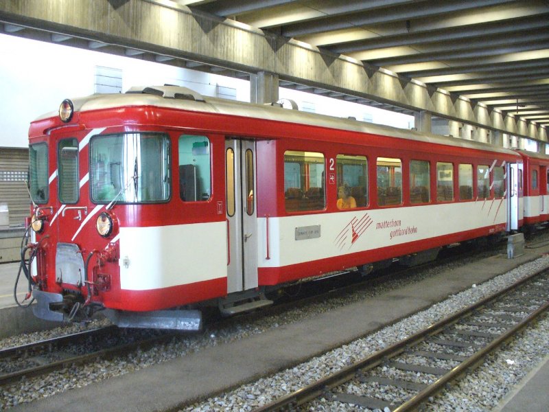 MGB - 2 Kl. Steuerwagen Bt 2251 im Bahnhof von Zermatt am 18.04.2007