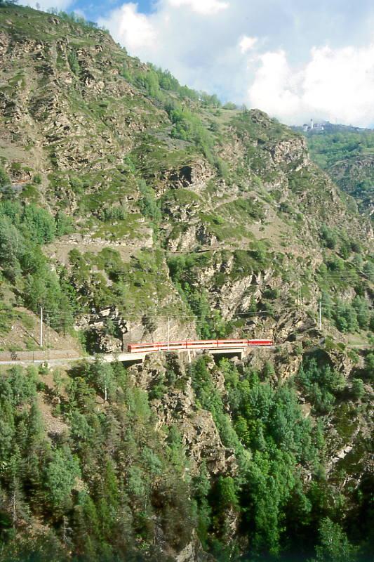 MGB BVZ 1.Klasse GLACIER-EXPRESS B 902 von Zermatt nach St.Moritz am 21.05.1997 auf Faulkinn-Brcke II und I mit Zahnrad-E-Lok HGe 4/4II 4 - FO AS 4028 - FO AS 4030 - AS 2012 - FO AS 4025. Hinweis: BVZ und FO-Fahrzeuge noch in alter Lackierung!
