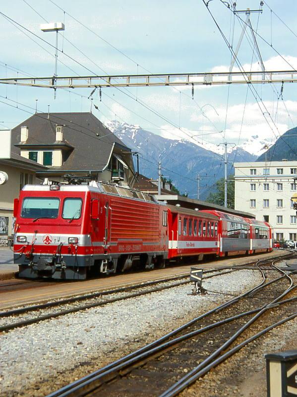 MGB BVZ 1.Klasse GLACIER-EXPRESS K 907 von St.Moritz nach Zermatt am 21.05.1997 in Visp mit Zahnrad-E-Lok HGe 4/4II 3 - FO B - AS 2011 - FO AS 4027 - FO AS 4022. Hinweis: BVZ und FO-Fahrzeuge noch in alter Lackierung, Bahnhofsanlagen vor Umbau. 

