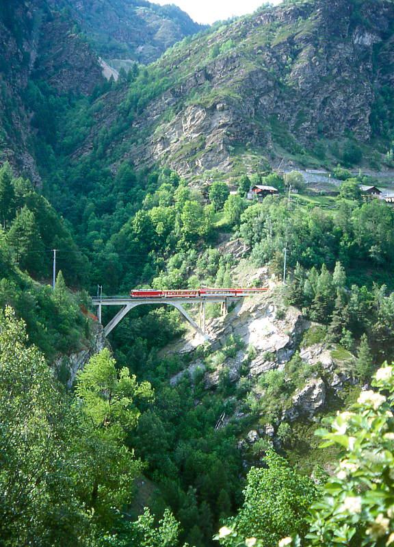 MGB BVZ 1.Klasse GLACIER-EXPRESS K 907 von St.Moritz nach Zermatt am 21.05.1997 auf Mhlebach-Viadukt oberhalb Stalden-Saas mit Zahnrad-E-Lok HGe 4/4II 3 - FO B - AS 2011 - FO AS 4027 - FO AS 4022. Hinweis: BVZ und FO-Fahrzeuge noch in alter Lackierung
