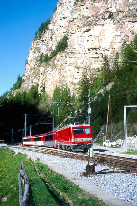 MGB BVZ 1.Klasse GLACIER-EXPRESS K 907 von St.Moritz nach Zermatt am 22.05.1997 in Mattsand mit Zahnrad-E-Lok HGe 4/4II 4 - AS 2012 - FO AS 4030 - FO AS 4028. Hinweis: BVZ und FO-Fahrzeuge noch in alter Lackierung, Aufnahme wenige Augenblicke vor Sonnenuntergang.
