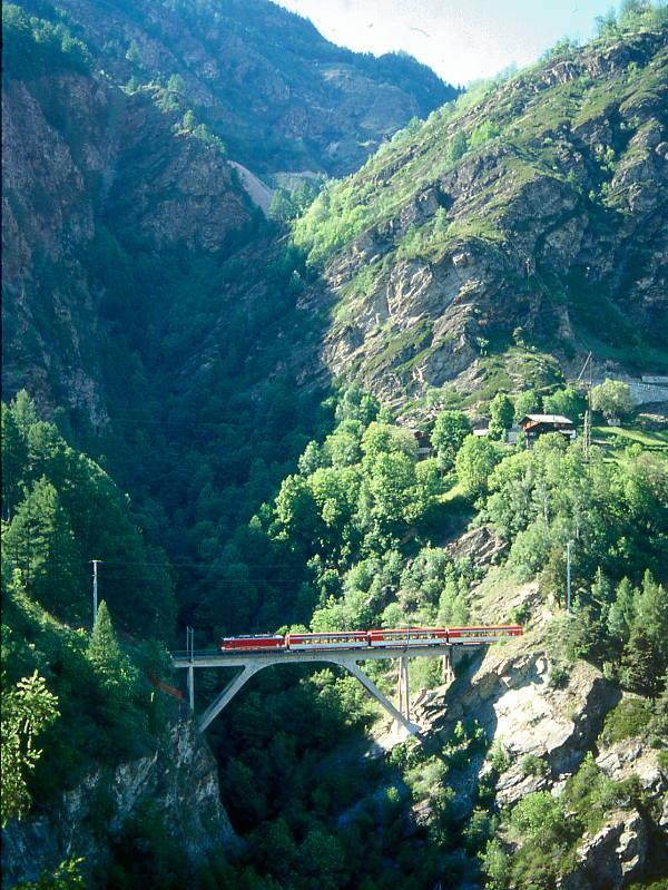 MGB BVZ 1.Klasse GLACIER-EXPRESS K 907 von St.Moritz nach Zermatt am 22.05.1997 auf Mhlebach-Viadukt oberhalb Stalden-Saas mit Zahnrad-E-Lok HGe 4/4II 4 - AS 2012 - FO AS 4030 - FO AS 4028. Hinweis: BVZ und FO-Fahrzeuge noch in alter Lackierung
