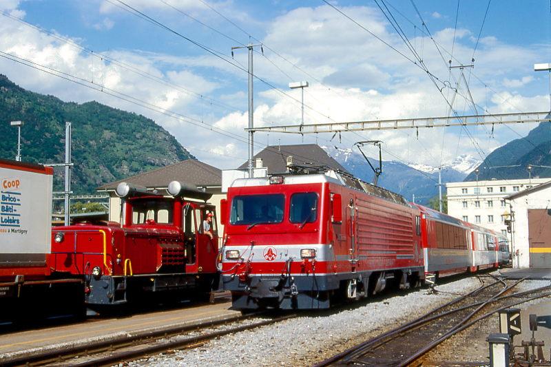 MGB BVZ 1.Klasse GLACIER-EXPRESS K 907 von St.Moritz nach Zermatt am 23.05.1997 in Visp mit Zahnrad-E-Lok HGe 4/4II 2 - AS 2011 - FO AS 4027 - FO AS 4022. Hinweis: BVZ und FO-Fahrzeuge noch in alter Lackierung, Bahnanlagen noch vor Umbau
