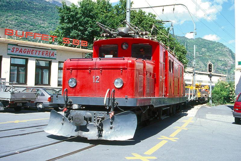 MGB BVZ DIENSTGTERZUG 4141 von Brig nach Visp am 22.05.1997 Einfahrt Visp mit Zahnrad-E-Lok HGe 4/4I 12 - Rkm 2659 - R 2764 - R 2765 - Rkm 2652.
