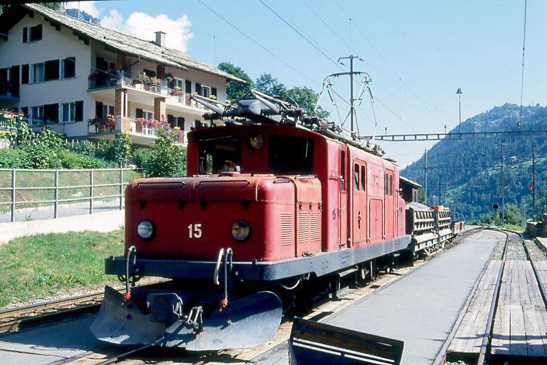 MGB BVZ DIENSTGTERZUG 5168 von St.Niklaus nach Tschsand am 02.08.1994 in St.Niklaus mit Zahnrad-E-Lok HGe 4/4I 15 - Fak 2773 - Kkl 2691.
