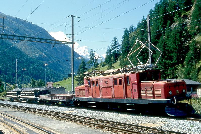 MGB BVZ DIENSTGTERZUG 5168 von St.Niklaus nach Tschsand am 02.08.1994 in Tsch mit Fak 2773 - Kkl 2691 - Zahnrad-E-Lok HGe 4/4 I 15. Hinweis: Lok bereits umgesetzt und schiebt den Zug zur Abladestelle Tschsand.
