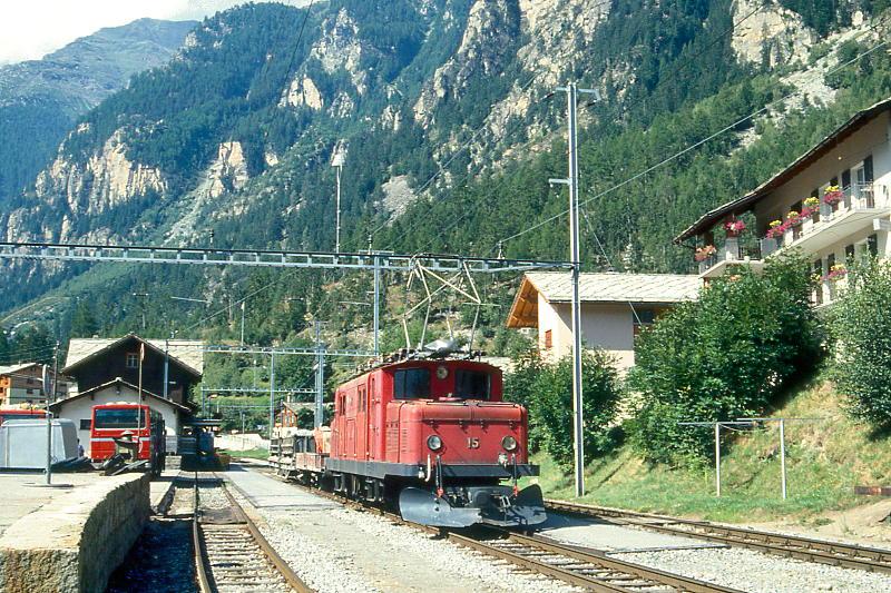 MGB BVZ DIENSTGTERZUG 5168 von Tsch nach St.Niklaus am 02.08.1994 in St.Niklaus mit Zahnrad-E-Lok HGe 4/4I 15 - Kkl 2691 - Fak 2773.
