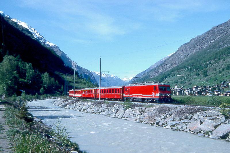 MGB BVZ Doppelfhrung GLACIER-EXPRESS G 20903 von Chur nach Zermatt am 22.05.1993 bei Tschsand mit Zahnrad-E-Lok HGe 4/4II 2 - RhB B 2423 - RhB A 1256 - A 2067 - B 2266. Hinweis: BVZ-Fahrzeuge noch in alter Lackierung!
