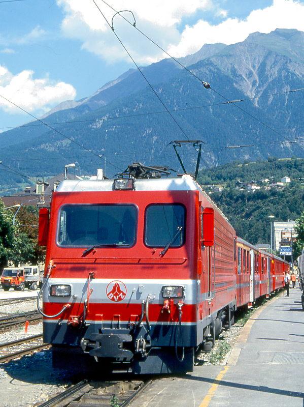 MGB BVZ Entlastungszug GLACIER-EXPRESS H 2903 von Disentis nach Zermatt am 02.08.1994 in Brig mit Zahnrad-E-Lok HGe 4/4II 3 - A 2067 - B 2261 - RhB B 2421 - RhB B 2377 - FO B 4263. Hinweis: BVZ und FO-Fahrzeuge noch in alter Lackierung!
