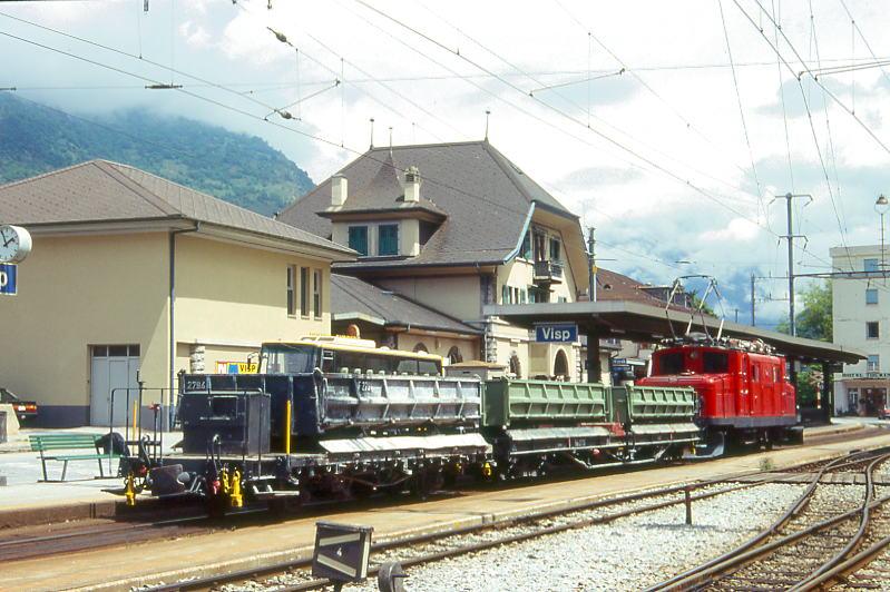 MGB BVZ EXTRAGTERZUG 4138 von St.Niklaus nach Visp am 09.06.1995 in Visp mit Zahnrad-E-Lok HGe 4/4I 11 - Fak 2773 - F 2794, Rckansicht
