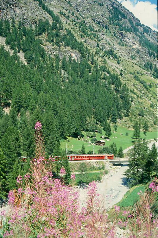 MGB BVZ GLACIER-EXPRESS D 906 von Zermatt nach Chur am 02.08.1994 bei Tschsand-Brcke mit Zahnrad-Doppeltriebwagen ABDeh 8/8 2043 - B 2267 - B 2283 - FO B 4266 - RhB A 1263. Hinweis: BVZ und FO-Fahrzeuge noch in alter Lackierung!
