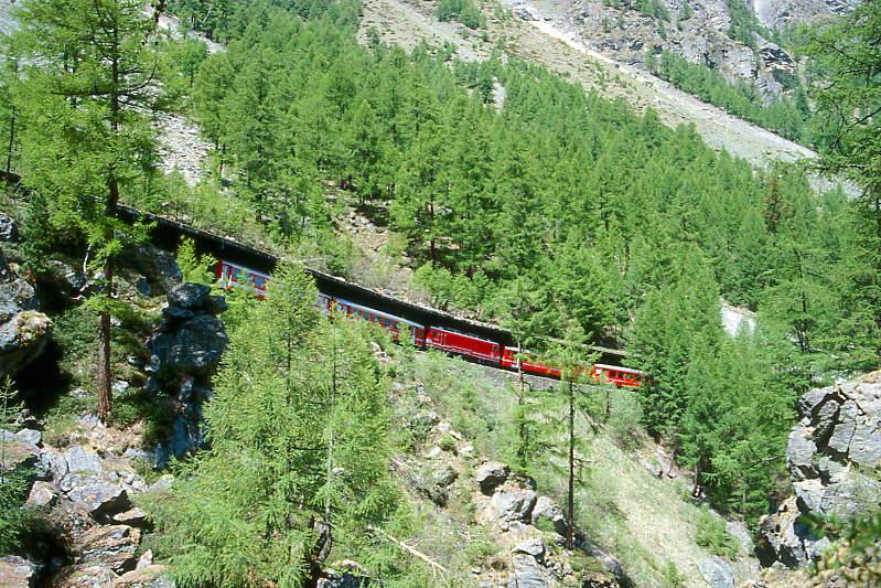 MGB BVZ GLACIER-EXPRESS D 906 von Zermatt nach Chur am 23.05.1997 in Tschwanggalerie mit Pendelzugkompo Steuerwagen voraus Bt 2252 - B 2282 - AD 2077 - Zahnrad-E-Lok HGe 4/4 II 5 - A 2075 - FO B 4263. Hinweis: Blick ber die Schlucht der Matter, BVZ und FO-Fahrzeuge noch in alter Lackierung!
