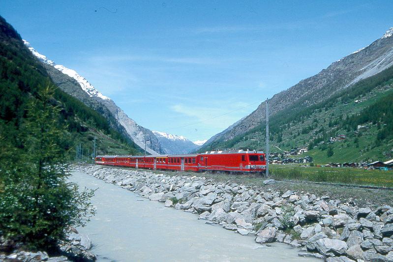 MGB BVZ GLACIER-EXPRESS F 901 von Chur nach Zermatt am 22.05.1993 bei Tschsand mit Zahnrad-E-Lok HGe 4/4II 4 - B 2261 - AB 2161 - B 2273 - RhB A 1254 - RhB B 2284. Hinweis: BVZ-Fahrzeuge noch in alter Lackierung!
