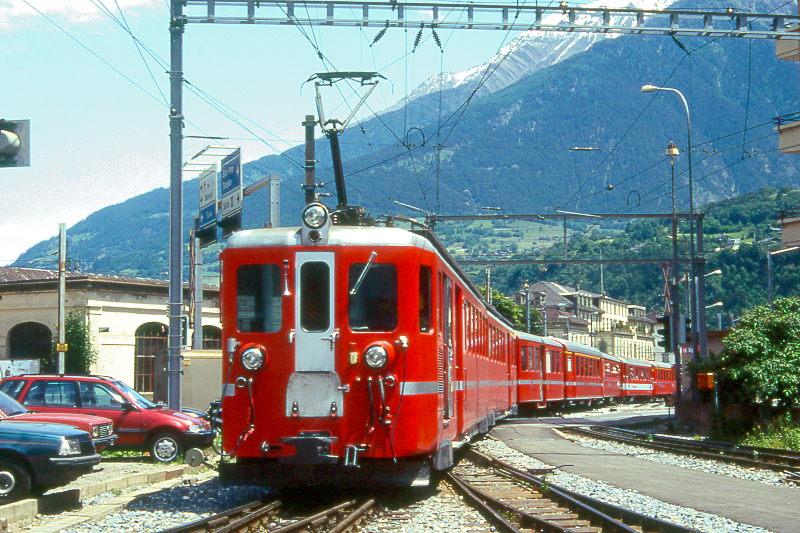 MGB BVZ GLACIER-EXPRESS F 901 von Chur nach Zermatt am 17.06.1995 Ausfahrt Brig mit Zahnrad-Doppeltriebwagen ABDeh 8/8 2041- B 2272 - A 2073 - RhB B - FO B - RhB A.. Hinweis: BVZ und FO-Fahrzeuge noch in alter Lackierung!
