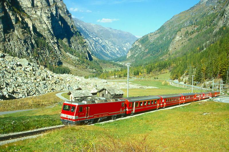 MGB BVZ GLACIER-EXPRESS F 901 von Chur nach Zermatt am 12.10.1996 im Bergsturzgebiet Randa mit Zahnrad-E-Lok HGe 4/4II 2 - AD 2077 - B 2288 - Bt 2252 - AB 2163 - FO B 4264 - A 2075 - FO BR 4295. Hinweis: BVZ und FO-Fahrzeuge noch in alter Lackierung!

