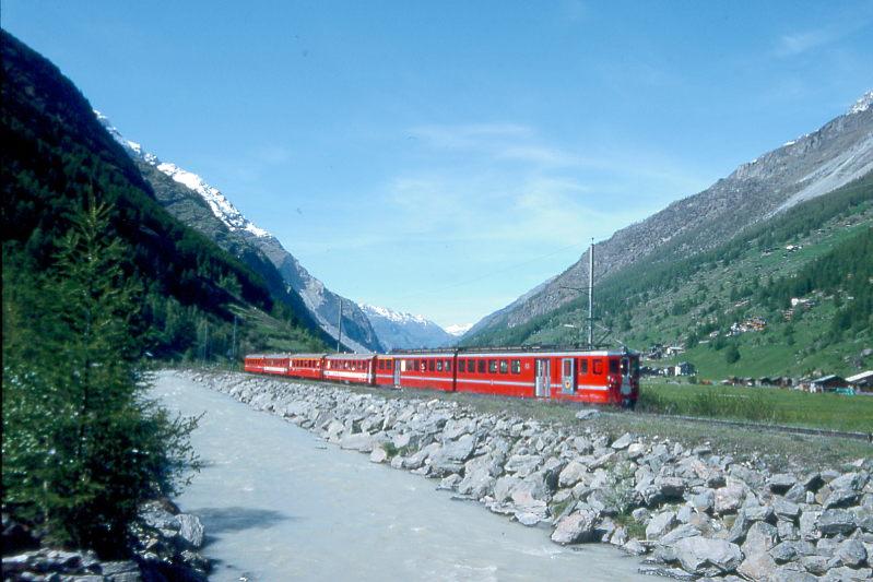 MGB BVZ GLACIER-EXPRESS G 903 von Chur nach Zermatt am 22.05.1994 bei Tschsand mit Zahnrad-Doppeltriebwagen ABDeh 8/8 242 - FO B 4266 - RhB A 1263 - FO B 4262 - A 2072. Hinweis: BVZ und FO-Fahrzeuge noch in alter Lackierung!
