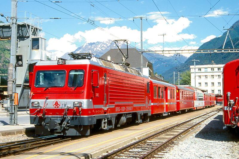 MGB BVZ GLACIER-EXPRESS G 903 von Davos Platz nach Zermatt am 22.05.1997 in Visp mit Zahnrad-E-Lok HGe 4/4II 3 - B 2270 - RhB B 2426 - FO AS 4024 - RhB B 2421 - RhB B 2422 - FO AS 4025. Hinweis: BVZ und FO-Fahrzeuge noch in alter Lackierung! Bahnhof vor Umbau
