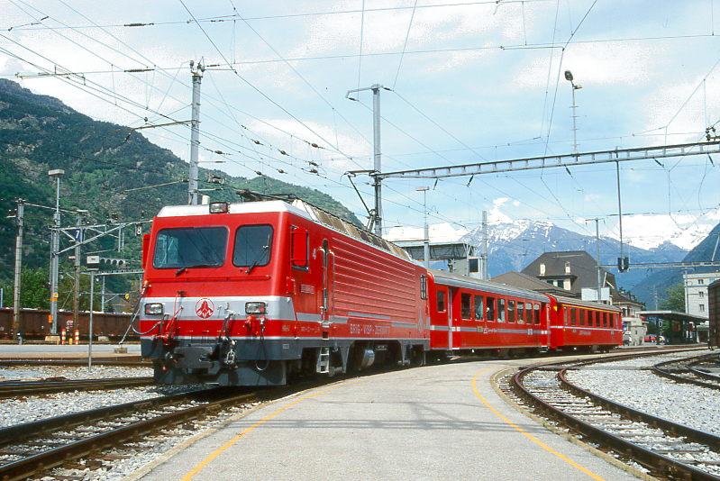 MGB BVZ GLACIER-EXPRESS H 905 von St.Moritz nach Zermatt am 21.05.1997 Ausfahrt Visp Zahnrad-E-Lok HGe 4/4II 4 - B 2284 - RhB A 1263. Hinweis: BVZ-Fahrzeuge noch in alter Lackierung!
