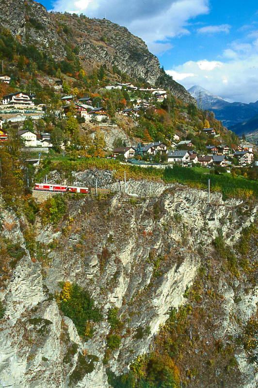 MGB BVZ GTERZUG 2171 von Visp nach Zermatt am 07.10.1996 oberhalb Stalden-Saas mit Gepcktriebwagen Deh 4/4 24 - Gakv 2452 - Haikv 2404 - Fak 2772.
