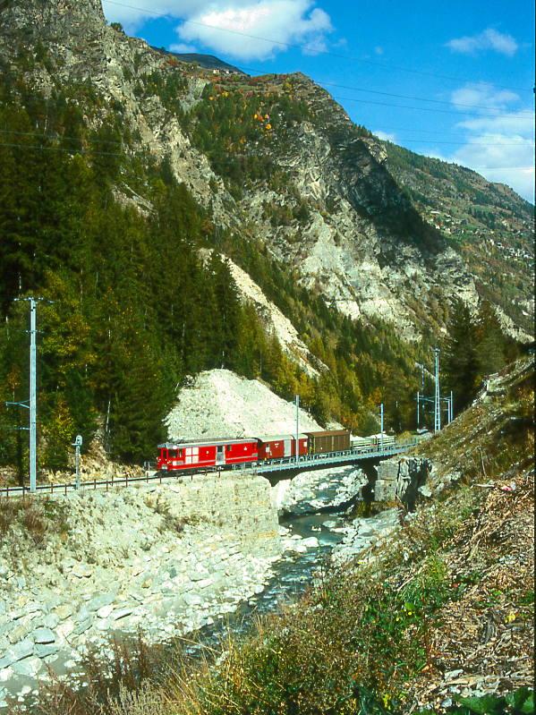 MGB BVZ GTERZUG 2171 von Visp nach Zermatt am 07.10.1996 auf der Seli-Brcke kurz vor St.Niklaus mit Gepcktriebwagen Deh 4/4 24 - Gakv 2452 - Haikv 2404 - Fak 2772.
