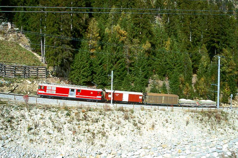 MGB BVZ GTERZUG 2171 von Visp nach Zermatt am 07.10.1996 kurz vor St.Niklaus mit Zahnrad-Gepcktriebwagen Deh 4/4 24 - Gakv 2452 - Haikv 2404 - Fak 2772.
