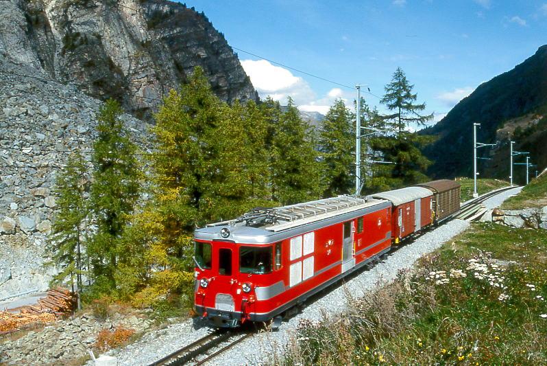 MGB BVZ GTERZUG 2171 von Visp nach Zermatt am 07.10.1996 kurz vor Randa im Bergsturzgebiet mit Zahnrad-Gepcktriebwagen Deh 4/4 24 - Gakv 2452 - Haikv 2404.
