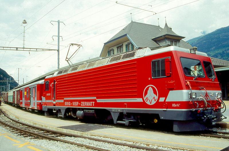 MGB BVZ GTERZUG 2172 von Zermatt nach Brig am 10.05.1995 in Visp mit Zahnrad-E-Lok HGe 4/4 II 4 - DZ 2353 - Gakv 2452 - Sbk 2752 - Gak 2463 - Haiktv 2405.
