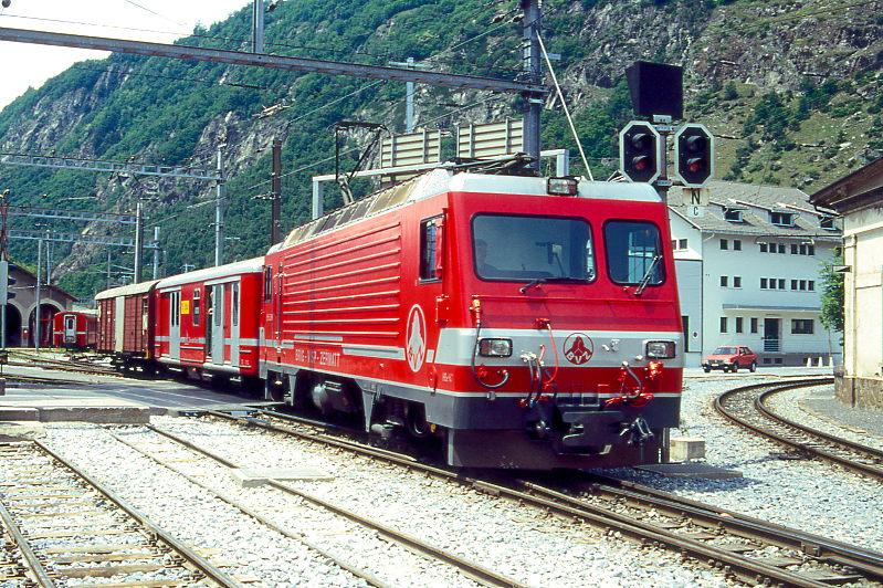 MGB BVZ GTERZUG 2172 von Zermatt nach Brig am 10.05.1995 Einfahrt Brig mit Zahnrad-E-Lok HGe 4/4 II 2 - DZ 2353 - Gakv 2452 - Sbk 2752 - Gakv 2464. Hinweis: Das gekrmmte Gleis rechts ist die Ausfahrt Richtung Andermatt 
