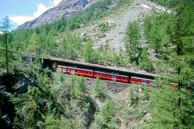 MGB BVZ PENDELZUG 13 von Tsch nach Zermatt am 23.05.1997 in der Tschwanggalerie mit Zahnrad-Triebwagen BDeh 6/6 2032 - BDk 2237 - BDkt 2233.
