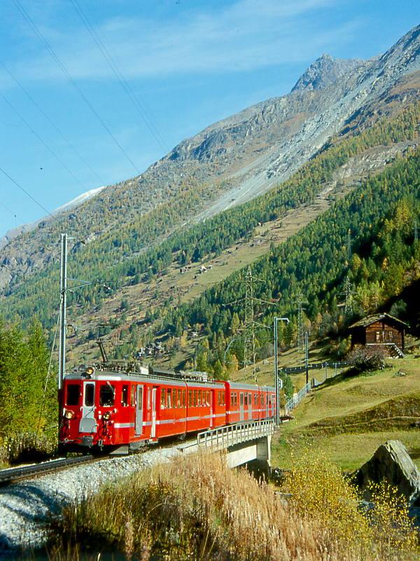MGB BVZ PENDELZUG 15 von Tsch nach Zermatt am 12.10.1996 in der Tschsand-Brcke mit Zahnrad-Triebwagen BDeh 6/6 2031 - BDk 2236 - BDkt 2232.
