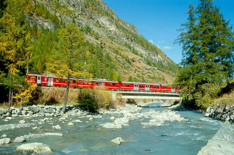 MGB BVZ PENDELZUG 15 von Zermatt nach Tsch am 12.10.1996 auf der Tschsand-Brcke mit BDTk 2232 - BDk 2236 - Zahnrad-Triebwagen BDeh 6/6 2031.
