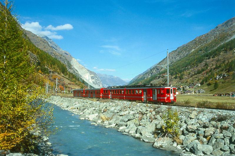 MGB BVZ PENDELZUG 17 von Tsch nach Zermatt am 12.10.1996 bei Tschsand mit Zahnrad-Triebwagen BDeh 6/6 2032 - BDk 2235 - BDkt 2231.
