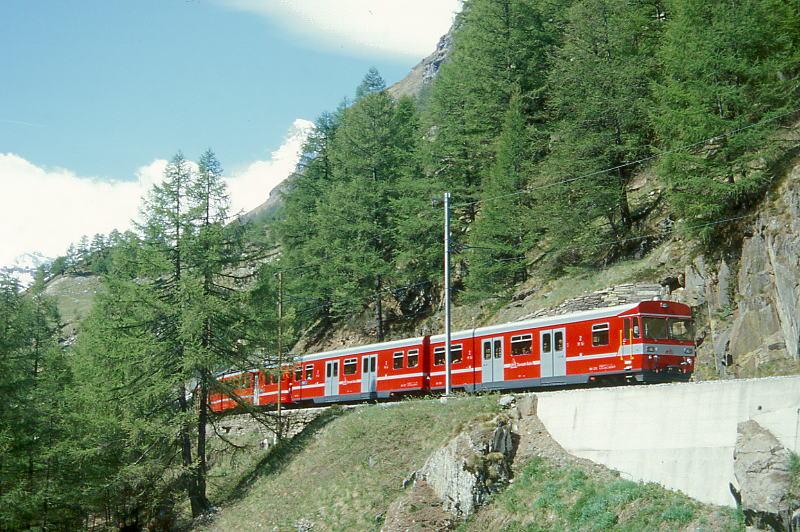 MGB BVZ PENDELZUG 59 von Tsch nach Zermatt am 23.05.1997 zwischen Tschsand und Zermatt mit Zahnrad-Triebwagen BDeh 6/6 2031 - BDk 2236 - BDkt 2231.
