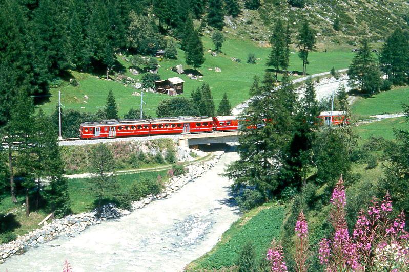 MGB BVZ PENDELZUG 61 von Tsch nach Zermatt am 02.08.1994 zwischen auf Tschsand-Brcke mit Zahnrad-Triebwagen BDeh 6/6 2031 - BDk 2235 - BDkt 2231.
