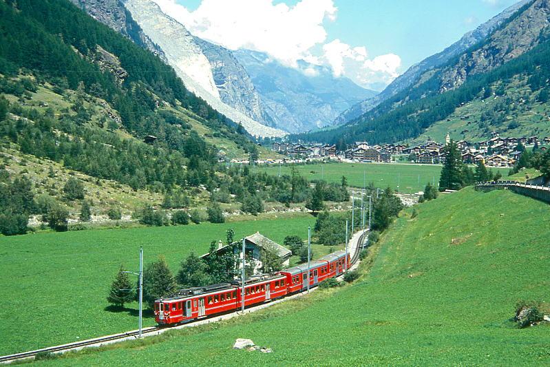 MGB BVZ PENDELZUG 63 von Tsch nach Zermatt am 02.08.1994 bei Tschsand mit Zahnrad-Triebwagen BDeh 6/6 2032 - BDk 2236 - BDkt 2232.
